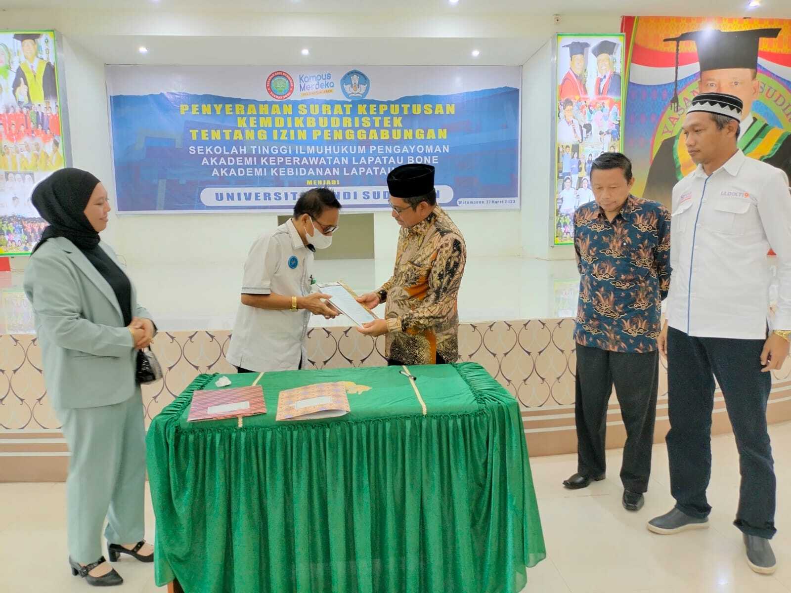 PENYERAHAN SURAT KEPUTUSAN  IZIN PENGGABUNGAN PTS MENJADI UNIVERSITAS ANDI SUDIRMAN OLEH LLDIKTI W