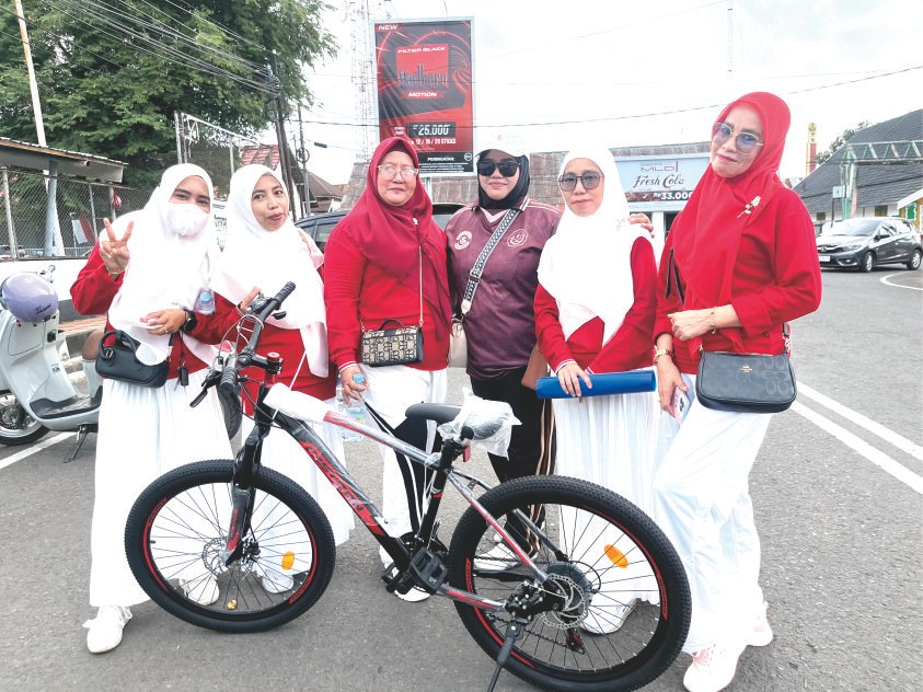 Hadiah Kupon Undian diraih oleh Staf Fakultas Hukum dan Politik (Ibu Murni, S.H)